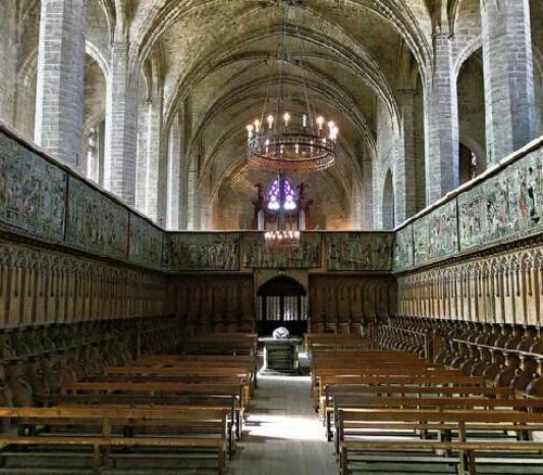Photographie ancienne montrant les tapisseries dans l’église abbatiale de la Chaise-Dieu telles qu'accrochées entre 1923 et 2013 (vers 1950) © DRAC Auvergne Rhône-Alpes