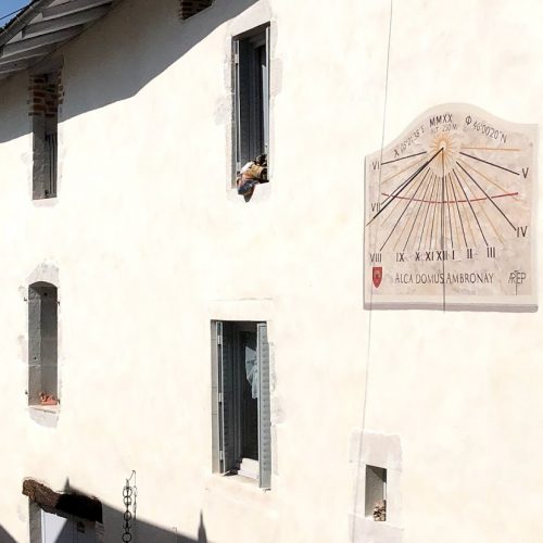 Cadran solaire d'une maison du village © Muse Baroque, 2021
