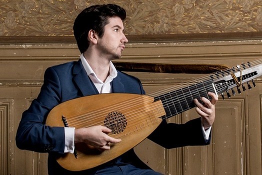 “Je me considère avant tout comme un musicien, même si le luth est mon premier amour” : entretien avec Thomas Dunford, luthiste et directeur de l’Ensemble Jupiter